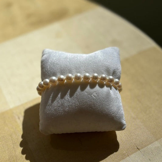 Vintage Style Pearl Bracelet with Gold Tone Clasp Rhinestone Accent Classic Elegant