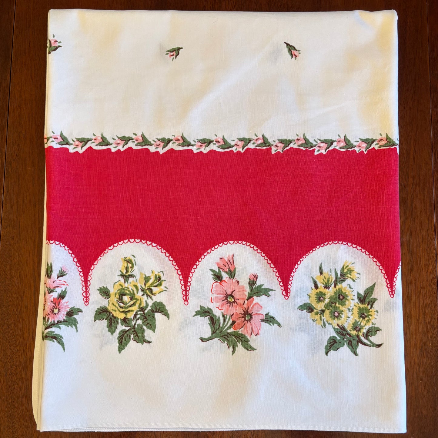 Vintage Floral Tablecloth | Red Scalloped Border with Cottage Garden Bouquets | Mid-Century Printed Linen | 50 x 61